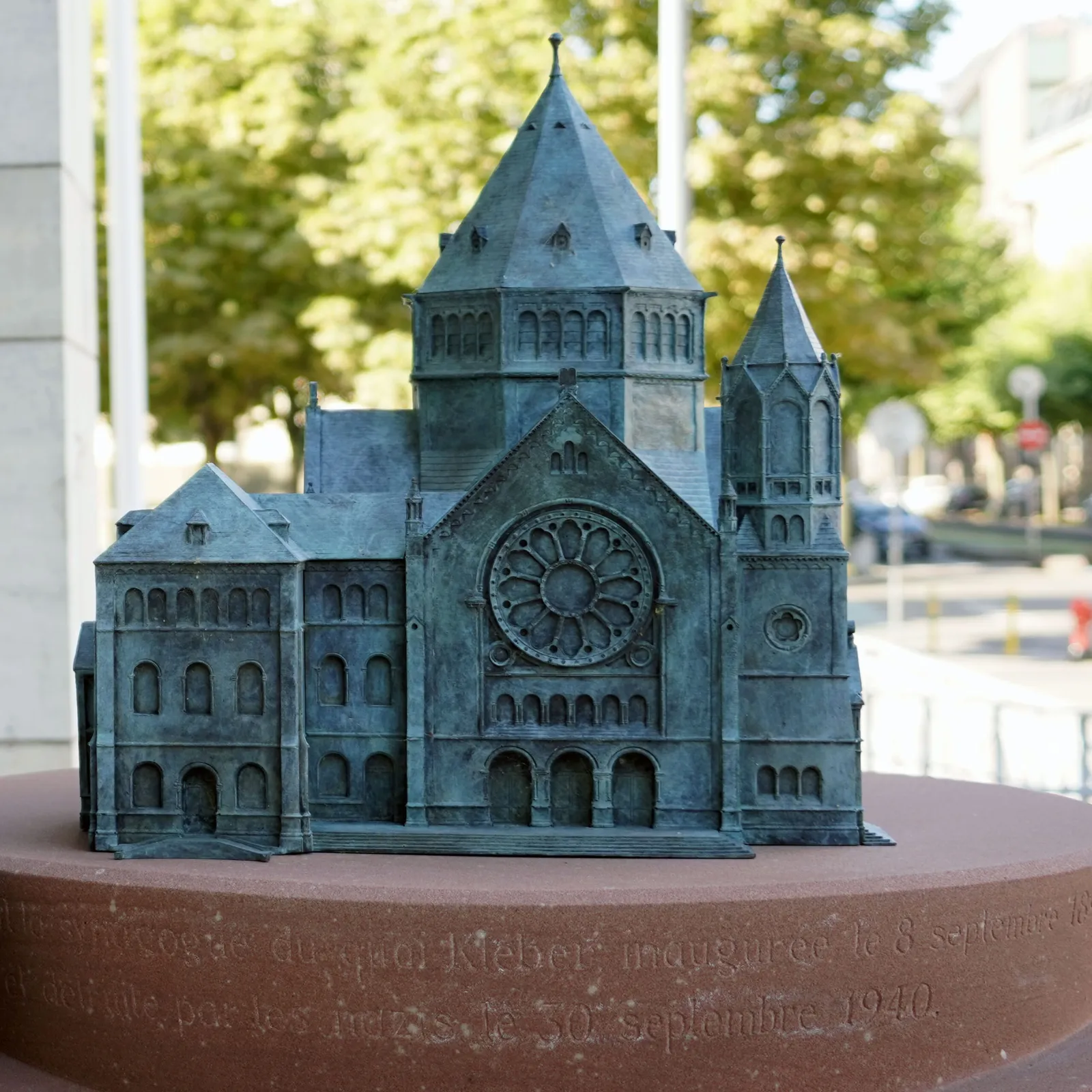 La sculpture de l’ancienne Synagogue de retour au Quai Kléber