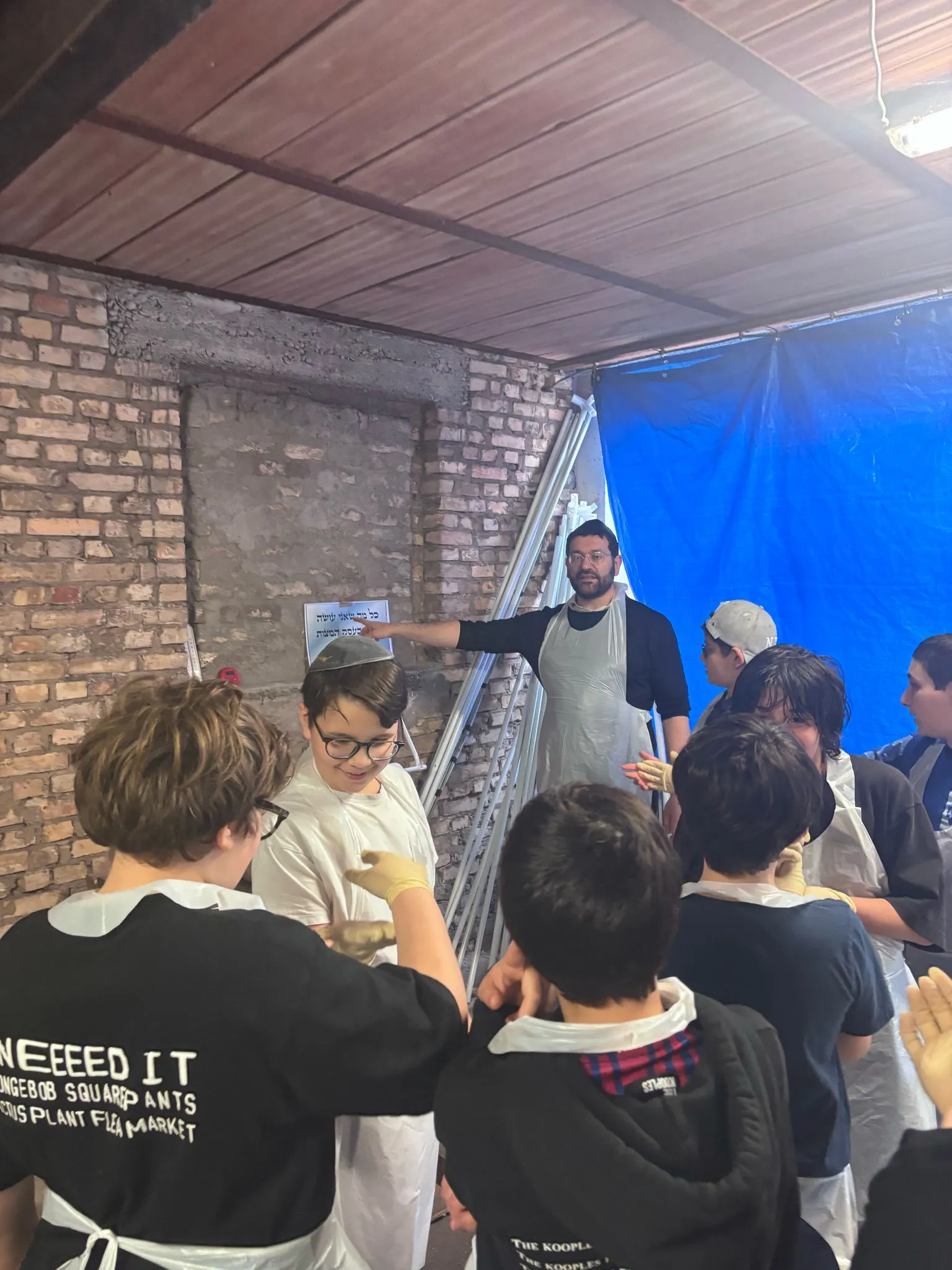 Des jeunes, des mains pleines de farine, et des Matsot !