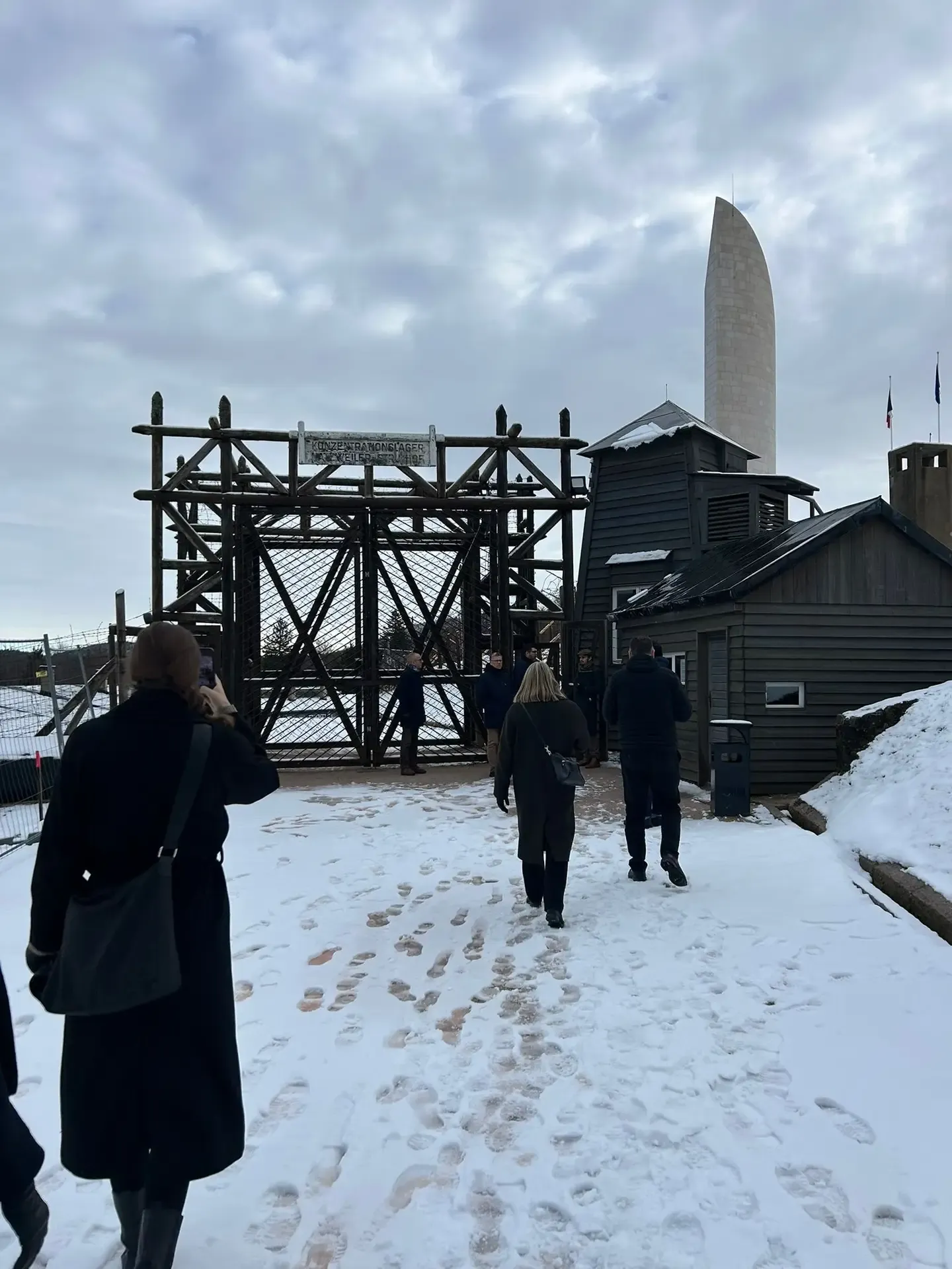 Transmettre la mémoire : la délégation suédoise au Struthof