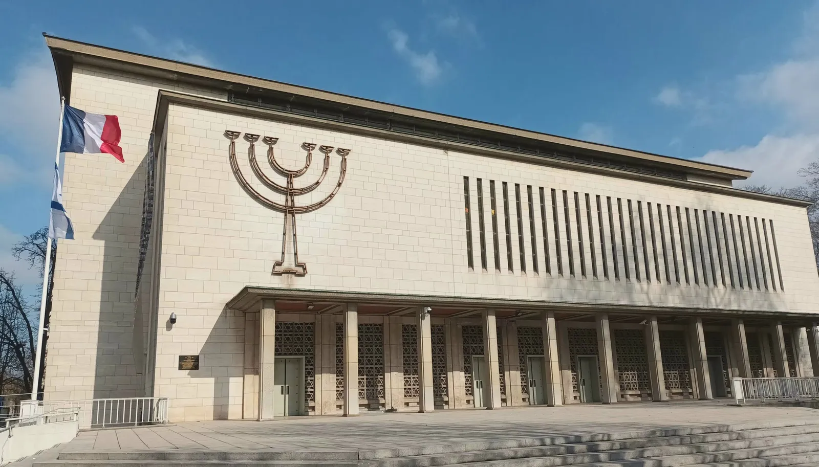 Façade de la Synagogue de la Paix à Strasbourg, ornée d'une grande menorah
